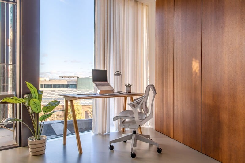 Escritório moderno com mesa, chair e planta