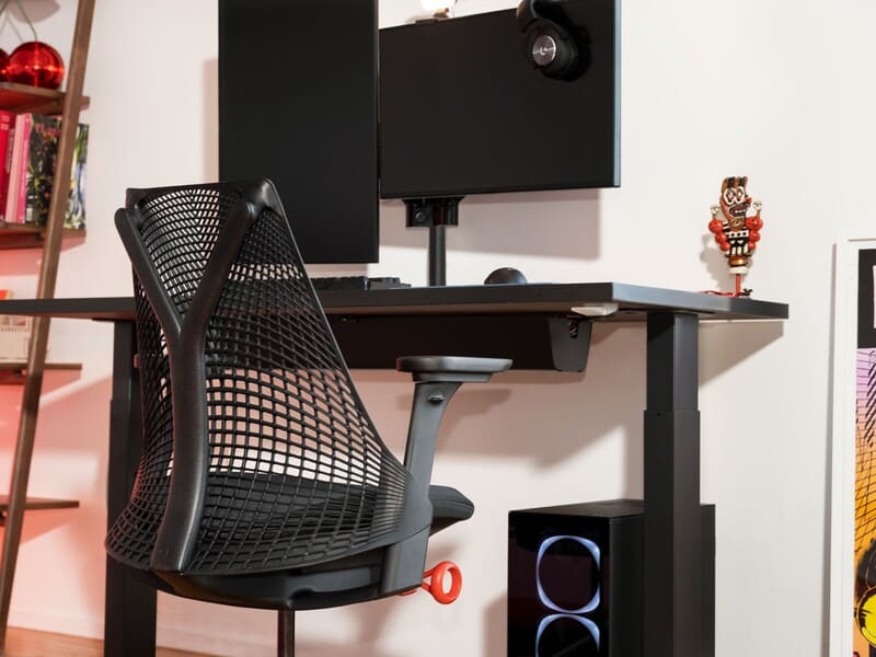 Mesa de escritório moderna com cadeira ergonômica