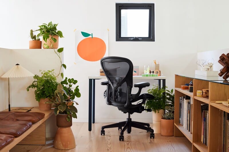 Escritório moderno com cadeira e plantas decorativas